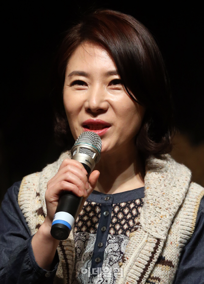 [포토]인사말하는 배우 황영희