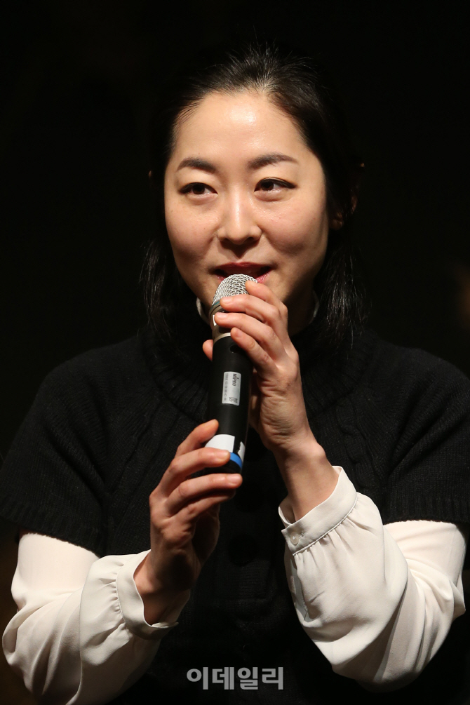 [포토]인사말하는 배우 강말금