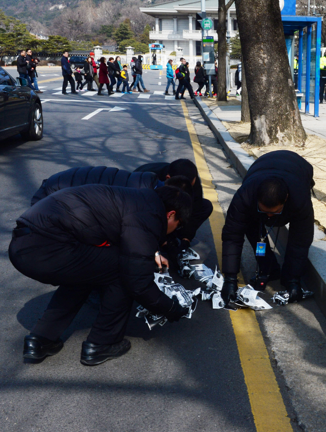 [포토] 박 대통령 취임 2주년, 청와대 앞 기습시위