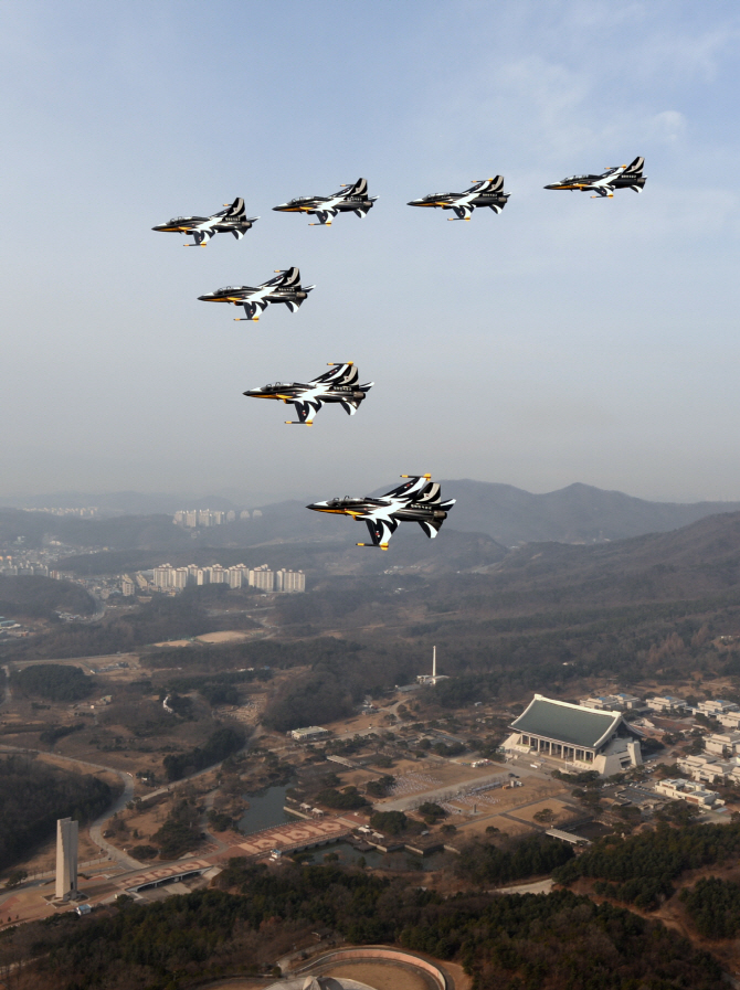  파란 하늘 속 블랙이글스                                                                                                                                                                          