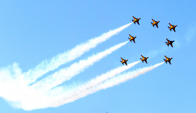 하늘을 수놓는 공군 블랙이글스 공연팀                                                                                                                                                             