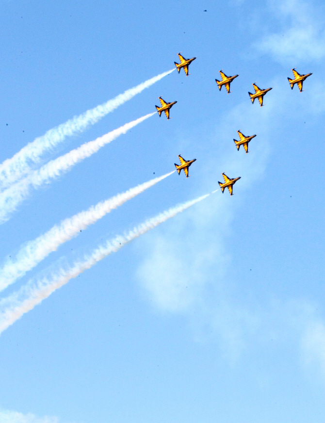  하늘을 수놓는 공군 블랙이글스 공연팀                                                                                                                                                             