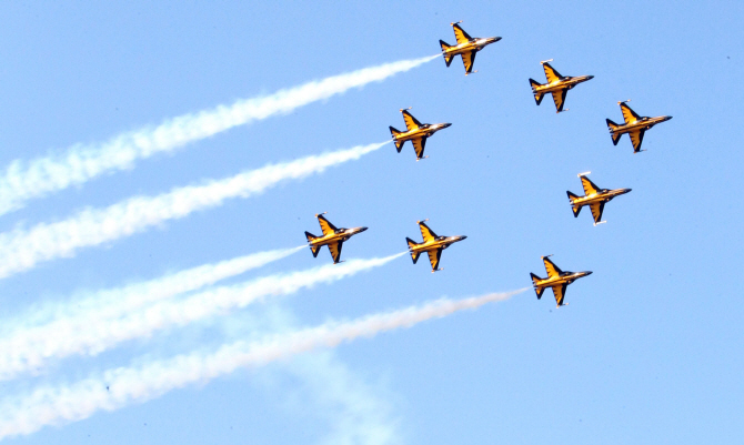  하늘을 수놓는 공군 블랙이글스 공연팀                                                                                                                                                             