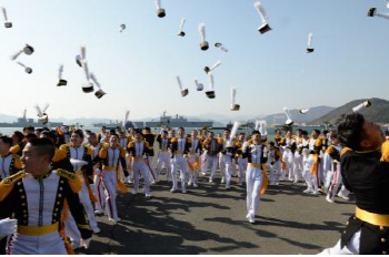해사69기 143명 졸업…3대가 육해공군 장교 등 화제