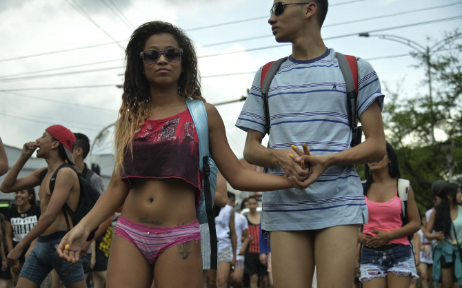  오늘은 바지 벗고 `팬티` 만!                                                                                                                                                                      