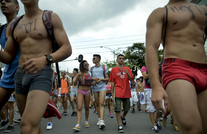  남녀 커플도 `팬티` 차림 활보                                                                                                                                                                     