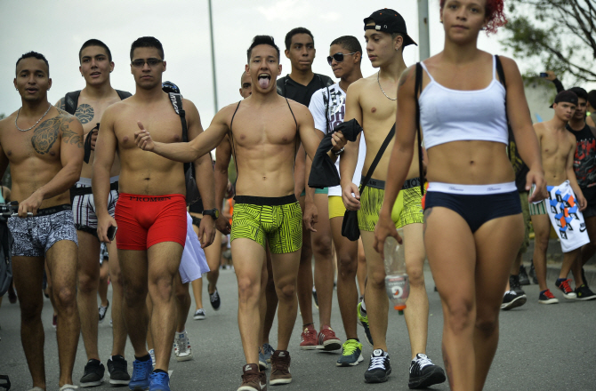  팬티 차림 男, 시선 둘 곳 없네!                                                                                                                                                                   