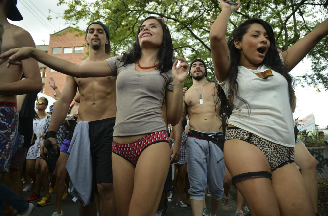  바지 안입는 날.. 男女, 수백명 팬티만 입고..                                                                                                                                                      