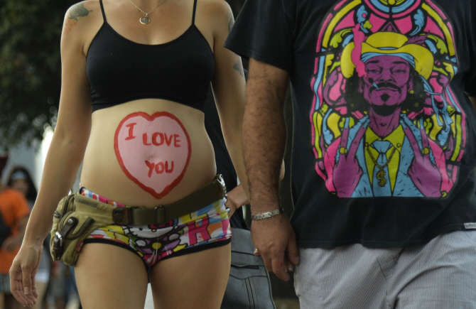  임산부도 팬티만 입고 `I LOVE YOU`                                                                                                                                                                