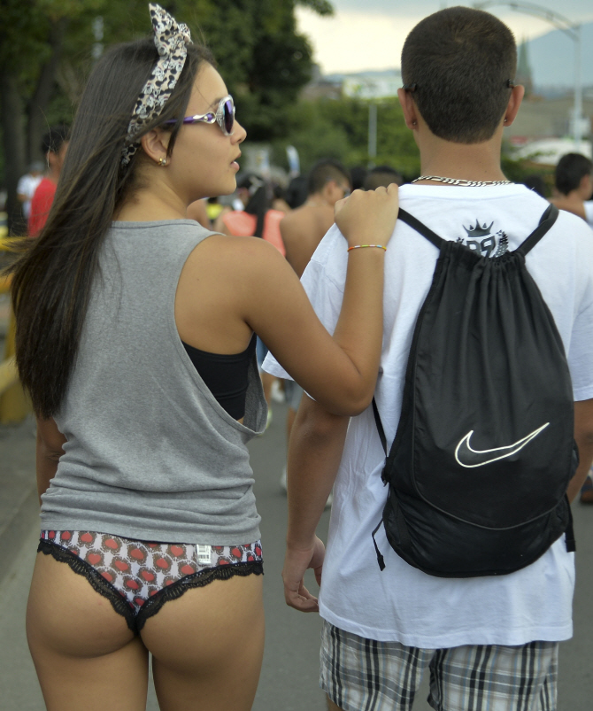  오늘은 바지 안입는 날~ 10대 소녀, 팬티 워킹                                                                                                                                                      