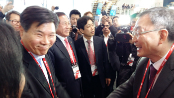 [MWC 2015][포토] 홍문종 의원과 인사하는 최성준 방통위원장                                                                                                                                               