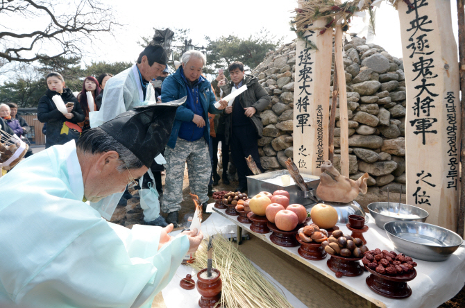 '노루목마을에 평안을'