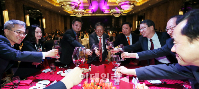 [포토]국제금융컨퍼런스 만찬에서 건배하는 VIP