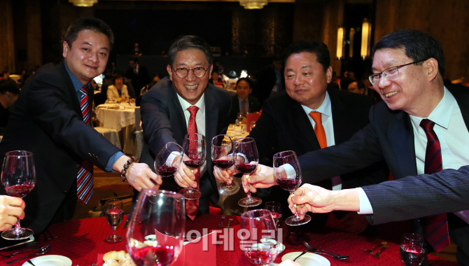 [포토]국제금융컨퍼런스 만찬에서 건배하는 VIP