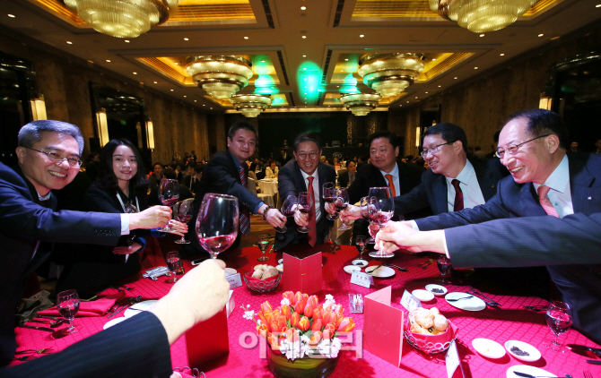 [포토]건배하는 국제금융컨퍼런스 VIP