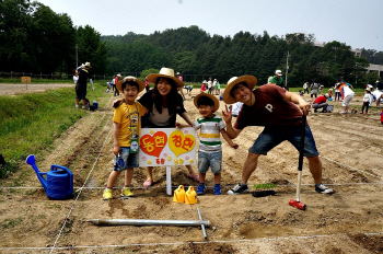 샘표, '아이와 함께 콩 키우자'..콩농장 참가 가족 모집