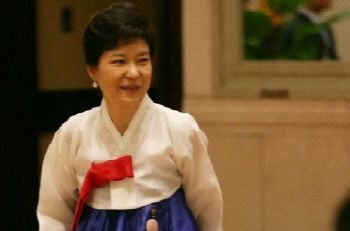 박근혜 카타르 순방...끝없이 추락한 지지율, 반등 탄력 받나