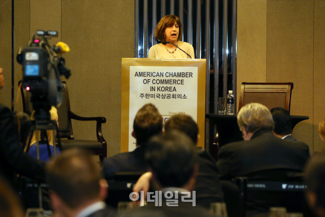 [포토]인사말하는 '웬디 커틀러 미국무역대표부 부대표'