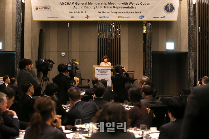 [포토]인사말하는 '웬디 커틀러 미국무역대표부 부대표'
