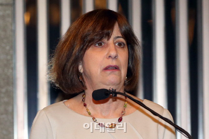 [포토]인사말하는 웬디 커틀러 미국무역대표부 부대표