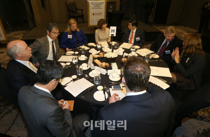 [포토]참석자들과 이야기 나누는 '웬디 커틀러 미국무역대표부 부대표'