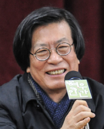 극작가 이강백 "실수 반복하는 '나'에서 출발했다"