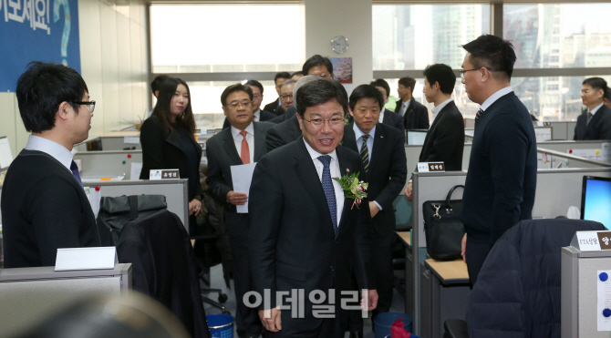 [포토]무역협회 '차이나데스크 센터' 방문한 윤상직 장관