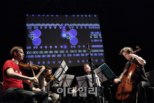"신기한 그래픽 악보보며 클래식 즐겨요"
