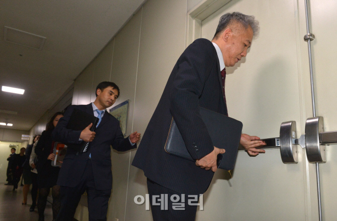 [포토]회의장 향하는 이상덕 외교부 동북아국장