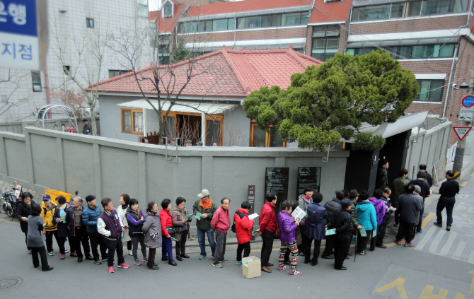 [포토] 박정희 전 대통령 가옥 줄지어 관람하는 시민들