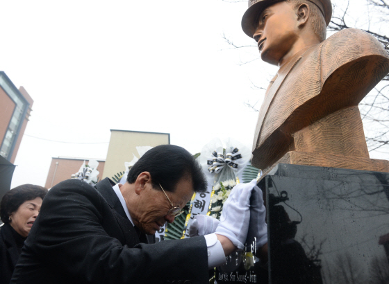 천안함 용사 故심영빈·장진선 중사 모교서 흉상 제막식