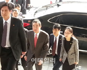 한중 외교장관 회담 두시간 만에 종료…"관심있는 모든 문제 토론"