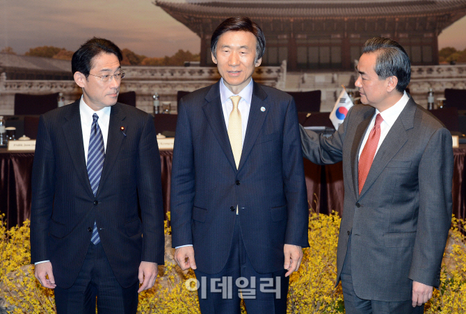 [포토]기념촬영하는 한중일 외교수장들