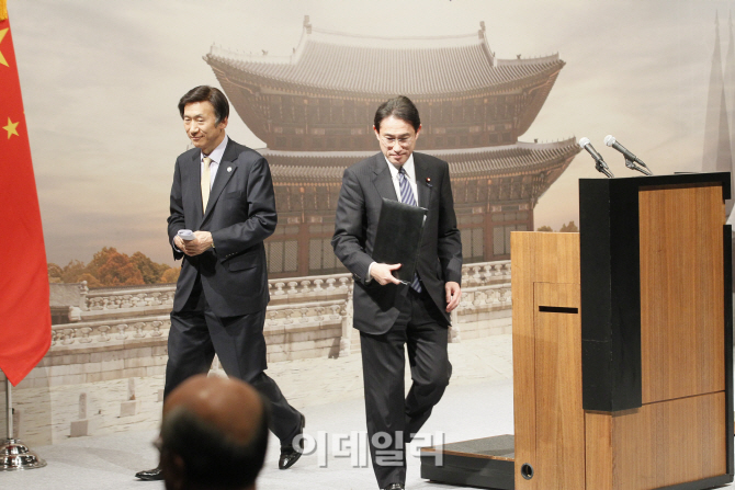 [포토]기자회견장 떠나는 기시다 후미오 일본 외무상-윤병세 외교부 장관