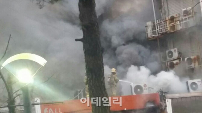 광화문 세종문화회관 인근 음식점 `펑`소리와 함께 화재..1명 연기 흡입