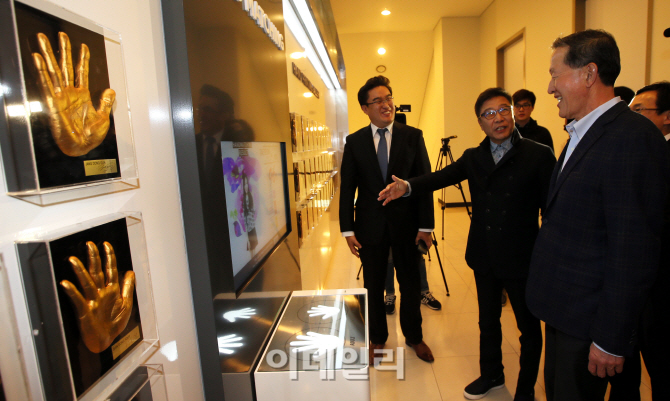 [포토]이수만 회장 안내받는 허창수 전경련 회장