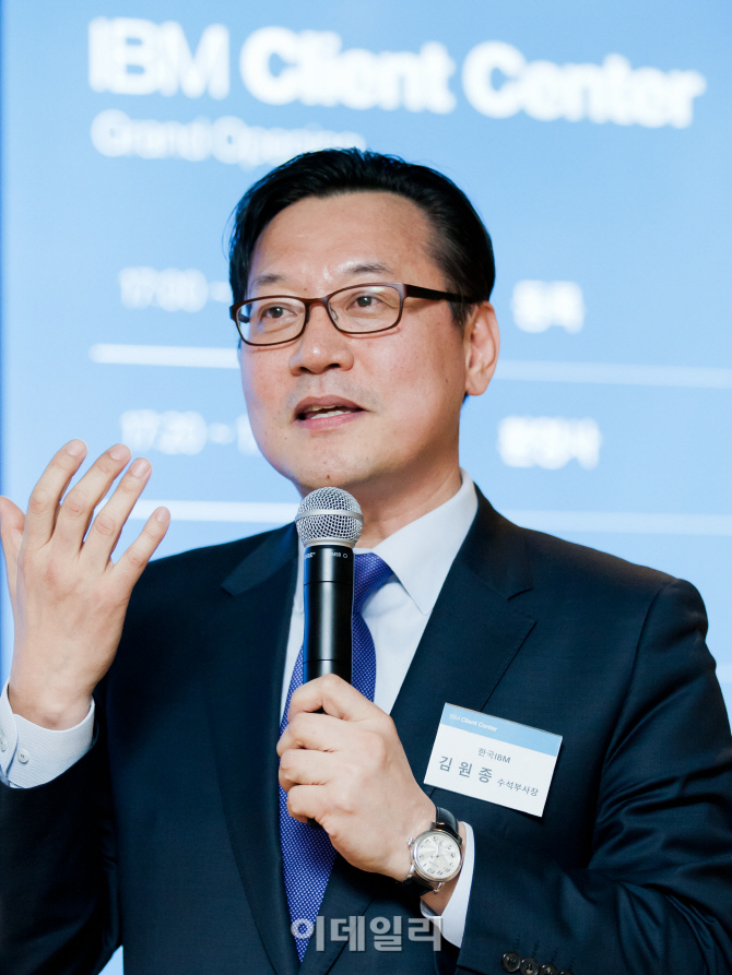 [포토]환영사하는 김원종 한국IBM 수석부사장