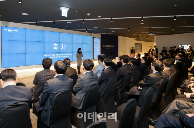 [포토]축사하는 코델리아 청 아시아 태평양 지역 인더스트리 솔루션 영업 총괄 부사장