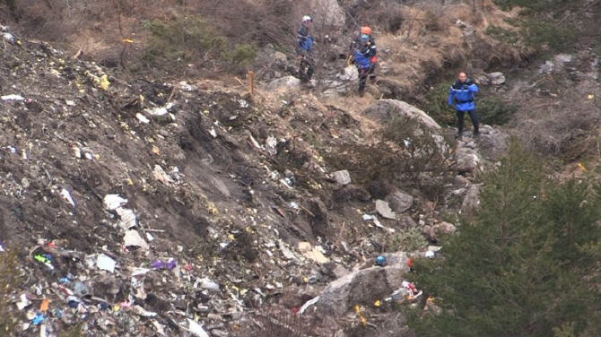  독일 에어버스 여객기 추락 현장.. `어디부터 수습해야할지`                                                                                                                                         