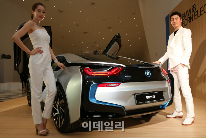 [포토]BMW 플로그인 하이브리드(PHEV) 스포트카 i8의 미래지향적인 뒤태