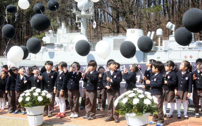 [포토] 추모 풍선 날리기