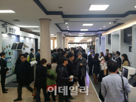 타오르는 청년 창업 희망의 현장..청년창업사관학교 제4기 졸업식