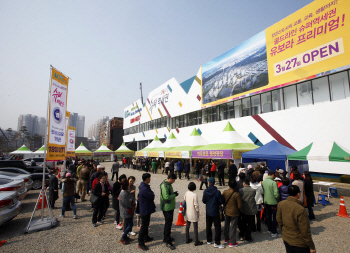"분양가 오르기 전에 집 사자" 인산인해
