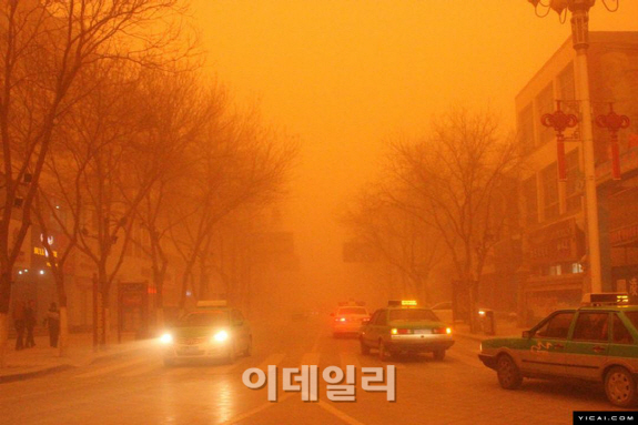 `인터스텔라 황사`가 현실로…모래폭풍에 뒤덮인 중국