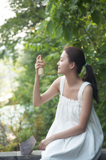 스프레이형 자외선차단제, 얼굴에 직접뿌리지 말고 손에 덜어 쓰세요!                                                                                                                                       