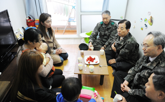 한 국방 “직업군인 복지 중요, 가정 편안해야 안보 튼튼”