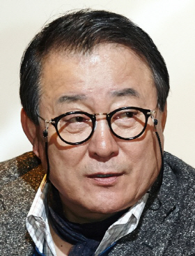 "꽃중년 노주현의 힘" 연극 '모리와…' 전석 매진