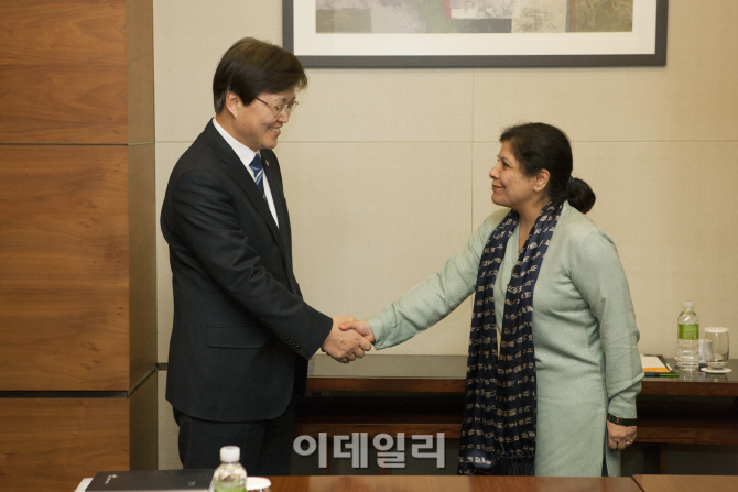[포토]최양희 미래부 장관, 아·태경제사회위원회 사무총장 면담