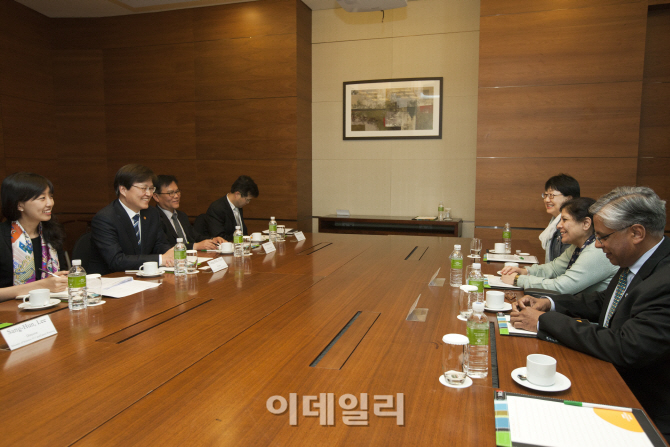 [포토]최양희 미래부 장관, 아·태경제사회위원회 사무총장 면담-2