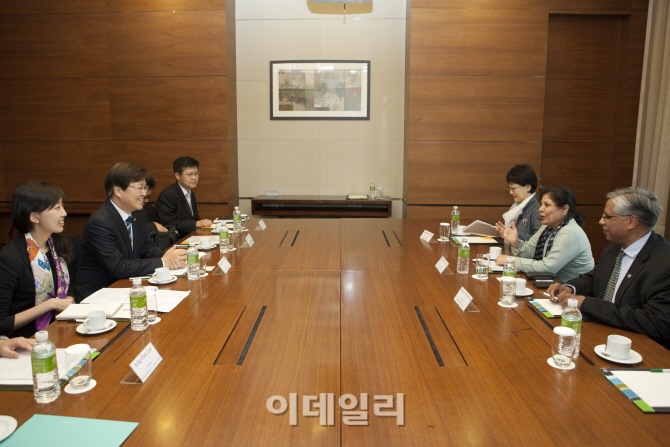 [포토]최양희 미래부 장관, 아·태경제사회위원회 사무총장 면담-3